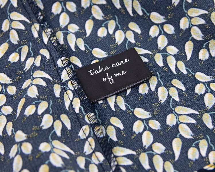 middenvouw kledinglabel, lettertype Halo Handletter