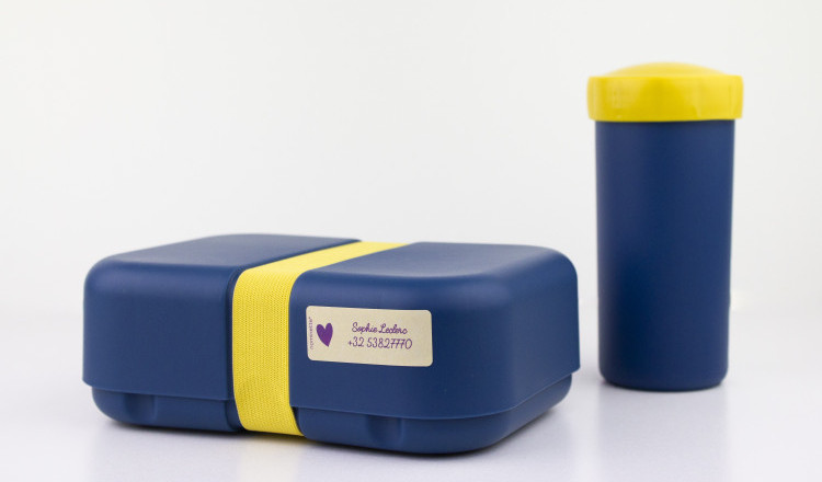 Naamstickers op broodtrommel en drinkbeker Naamstickers op broodtrommel en drinkbeker