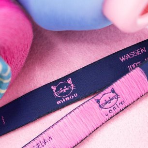 15mm geweven label met eigen logo Minou
