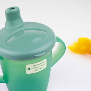 Naamsticker op baby's beker Naamsticker